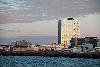 《生化危机4：重制版》“碍事梨”脸模性感生活照